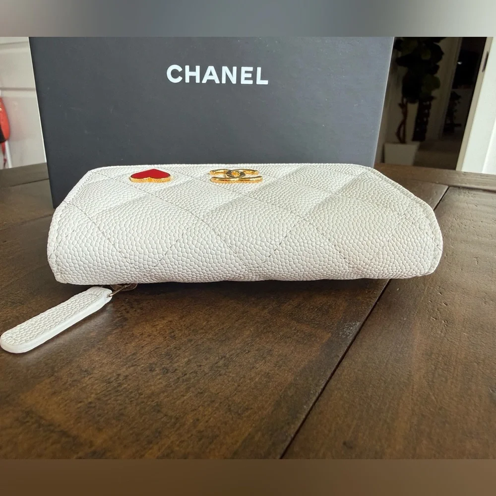 Rare/Like New Chanel Caviar Casino Compact Wallet - Picture 5 of 10